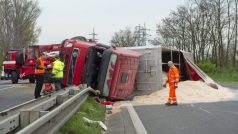 Převrácený kamion zablokoval silnici R10 na Mladoboleslavsku