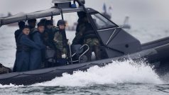 Jihokorejští záchranáři pokračují v pátrání po pasažérech potopeného trajektu. Nevzdávají naději, že uvnitř lodi je ještě někdo živí
