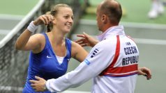 Petra Kvitová slaví s Petrem Pálou vítězství v semifinálovém zápase Fed Cupu