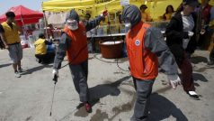U potopeného trajektu v Jižní Koreji pomáhá mnoho dobrovolníků