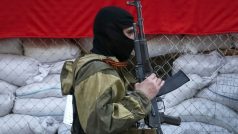 Ukrajina. Maskovaný proruský ozbrojenec ve Slavjansku