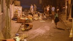 Nepokoje v Riu de Janeiru: Vjezd do favely Pavao Pavaozinho byl zatarasený barikádami z odpadků, nákupních vozíků a popelnic. Dál v ulici hořely odpadky i auto