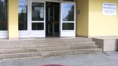Na chodníku před českolipskou střední školou je namalovaný symbol zákazu kouření