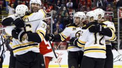 Hráči Bostonu se radují z vítězného gólu na ledě Detroitu