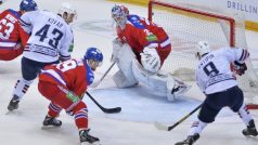 Hokejistům Lva Praha (v červeném) dělá ve finálové sérii KHL zejména první útok Magnitogorsku ve složení Mozjakin, Kovář a Zaripov
