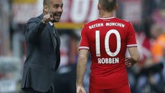 Trenér Bayernu Pep Guardiola udílí pokyny Arjenu Robbenovi, mnichovský tým přesto první zápas prohrál