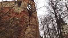 V Okříškách na Třebíčsku opravují rozpadlou opěrnou zeď místního zámku