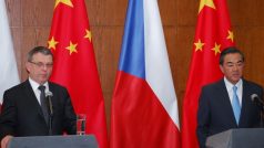 Český ministr zahraničí Lubomír Zaorálek (vlevo) a jeho čínský protějšek Wang I spolu jednali 29. dubna v Pekingu