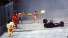 Formule Ayrtona Senny těsně po smrtelné nehodě v Imole