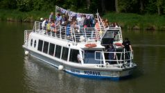 Výletní loď Morava s prvními letošními pasažéry na Baťově kanále