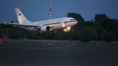 Německo. Letadlo s pozorovateli mise OBSE, které věznili proruští separatisté v ukrajinském Slavjansku, dosedá na letiště v Berlíně