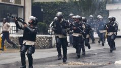Venezuelští policisté zakročili proti protivládním demonstrantům