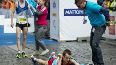 Nejrychlejší český maratonec Petr Pechek vyčerpaný v cíli Pražského maratónu