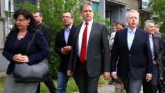 Ministři Milan Chovanec a Jiří Dienstbier společně s ministryní Michaelou Marksovou procházejí sociálně vyloučenou lokalitou ve Šluknově na Děčínsku