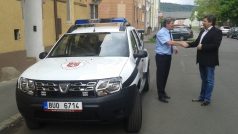 Městská policie v Ústí nad Labem dostala nová služební auta. Na snímku primátor města Vít Mandík (ČSSD) předává jedno z nich veliteli střekovského okrsku Miloši Hubáčkovi