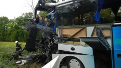 Na přejezdu u Hluboké nad Vltavou se srazil vlak s autobusem