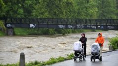 Valašské Meziříčí. Vzedmutá hladina Rožnovské Bečvy. Ta dosáhla druhého povodňového stupně