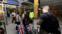 Britští turisté na mezinárodním letišti v keňské Mombase, jsou evakuováni ze země kvůli teroristickému nebezpečí