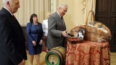 Prezident Miloš Zeman si prohlíží dárky, které na zámku Zbiroh dostal (vlevo hejtman Plzeňského kraje Václav Šlajs)