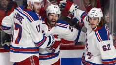 Hokejisté New York Rangers se radují z gólu v prvním finálovém utkání Východní konference.