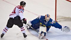 Jonathan Huberdeau z Kanady se marně snaží překonat švédského gólmana Anderse Nillssona