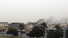 Dým stoupající nad sídlem libyjských zákonodárců v Tripolisu