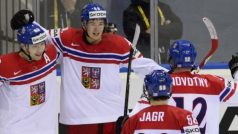 Tomáš Hertl (druhý zleva) slaví gól do sítě USA