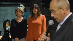 Autorka původní výstavy Hannelore Brennerová naslouchá spolu s Karen Zolko projevu českého velvyslance v Brazílii Jiřího Havlíka