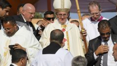 Papež František sloužil mši pod širým nebem na fotbalovém stadionu v Ammánu