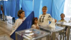 Řada Ukrajinců vyrazila k volbám v krojích nebo ve slavnostním oblečení