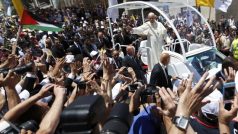 Papež František se setkal s věřícími na náměstí Jesliček v Betlémě