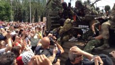 Separatisti oslavují ve východoukrajinském Doněcku vznik &#039;Novoruska&#039;