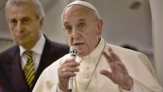 Papež František promlouvá k novinářům během cesty z Blízkého východu