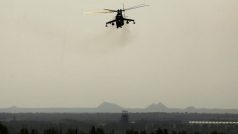 Ukrajinský vrtulník Mi-24 přelétá nad doněckým letištěm