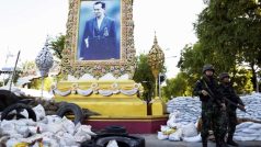 Vojáci před obrazem thajského krále