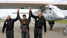 Zkušební pilot Markus Scherdel s autory projektu Solar Impulse Andrem Borschbergem (vpravo) a Bertrandem Piccardem