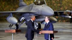 Amerického prezidenta Baracka Obamu přivítal na letišti ve Varšavě polský prezident Bronislaw Komorowski