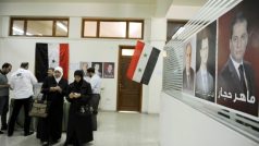 Sýrie, Damašek. Syřané volí v prezidentských volbách, na stěně jsou portréty tří kandidátů, favoritem je Asad
