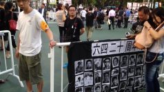 V hongkongském parku Victoria si lidé – tak jako každý rok – připomínají masakr na náměstí Nebeského klidu