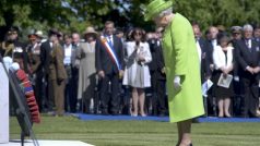 Britská královna Alžběta II. položila v Bayeux věnec k památníku britských vojáků