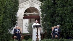 Zleva Šimon Perés, papež František a Mahmúd Abbás při společné modlitbě ve vatikánských zahradách. 8. 6. 2014