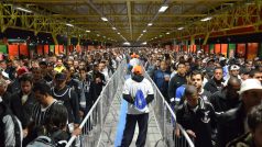 Takový dav se valil do metra ze stadionu Corinthians při posledním testovacím zápase