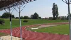 Nová běžecká dráha na atletickém stadionu v Kutné Hoře