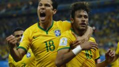 Brazilci Neymar (vpravo) a Hernanes slaví vítězný gól do sítě Chorvatska