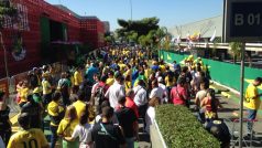 Davy fanoušků před stadionem v Sao Paulu