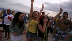 Brazilské fanynky slaví na pláži Copacabana úvodní vítězství na šampionátu