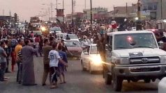 Vítězný pochod bojovníků ISIL ulicemi Mosulu