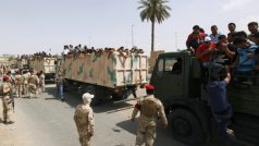 Členové iráckých bezpečnostních sil v Bagdádu. Do armády se hlásí mnoho dobrovolníků
