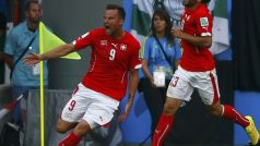 Haris Seferovič (vlevo) zařídil vítězný gól Švýcarska