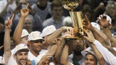 Hráči San Antonia Spurs slaví vítězství v NBA